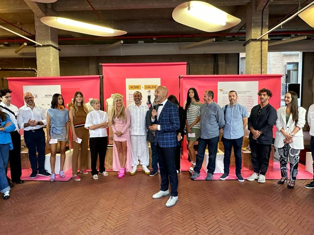 Alberto Lomba junto a diseñadores, fabricantes y organizadores de la muestra en Madrid.