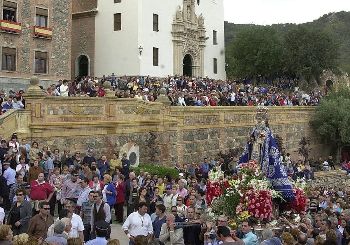 La llegada de la Patrona a su santuario del monte en su romería del año 2001.