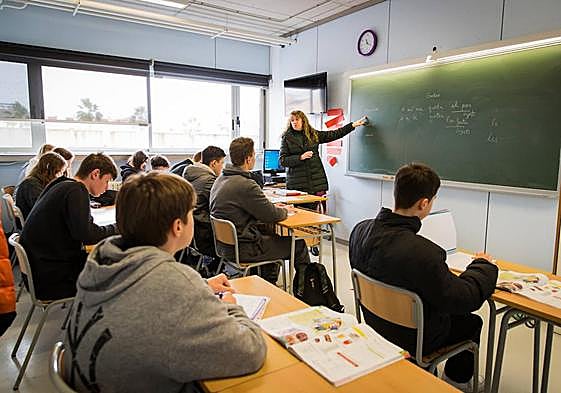 Una profesora imparte clase a sus alumnos en el IES Mediterráneo de Torrevieja.