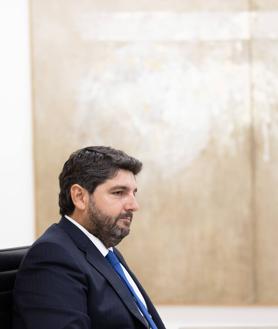 Imagen secundaria 2 - López Miras en diferentes momentos durante su entrevista con LA VERDAD. 