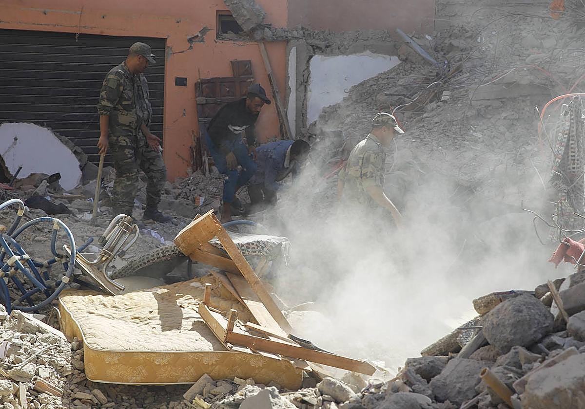 Efectivos del ejército buscan supervivientes entre los escombros de edificios derruidos en la población de Amizmiz.