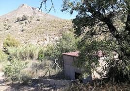 La caseta donde se oculta el motor que activa la bomba del pozo, al pie del Talayón (Águilas).