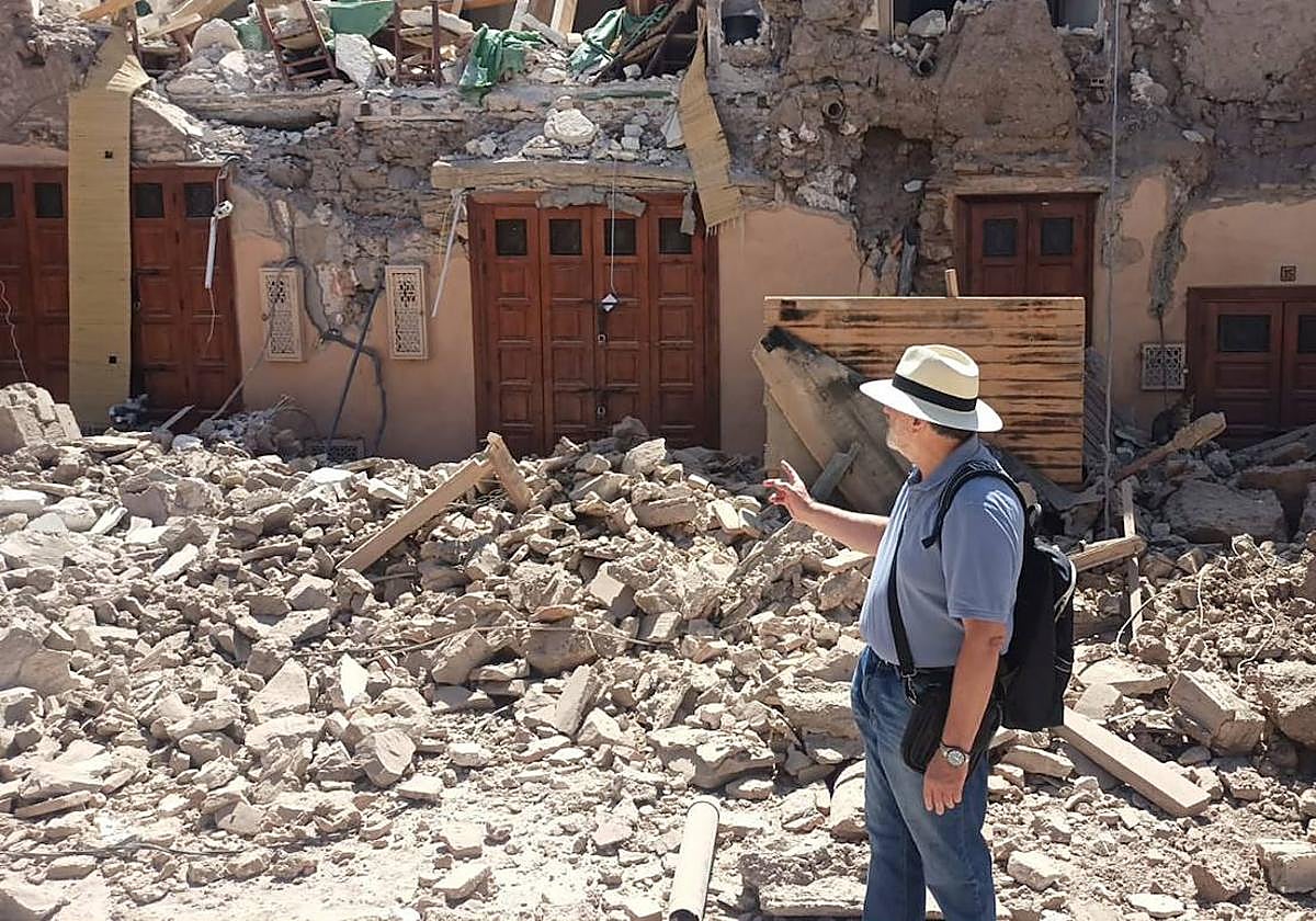 El murciano José Carlos Vicente señala las ruinas de un edificio que se vino abajo por el terremoto de la pasada madrugada en Marrakech.