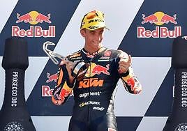 Pedro Acosta celebra la victoria este domingo en San Marino.