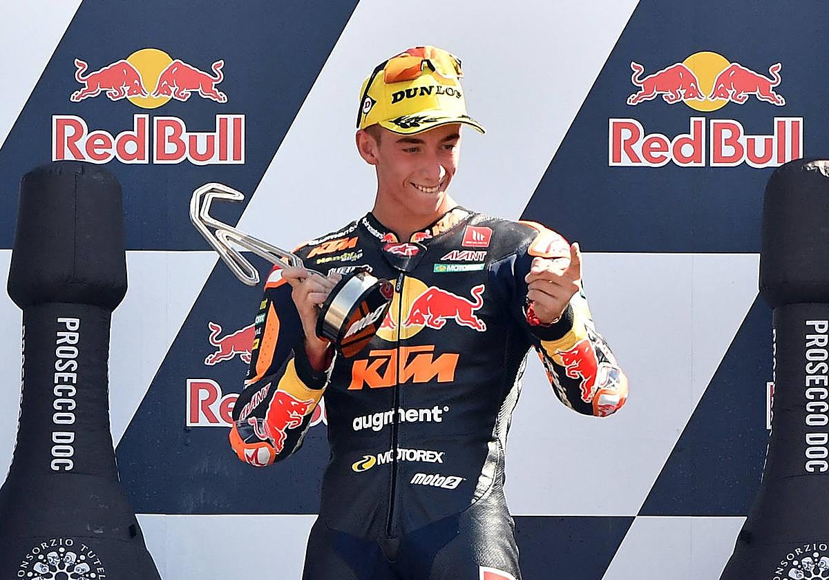 Pedro Acosta celebra la victoria este domingo en San Marino.