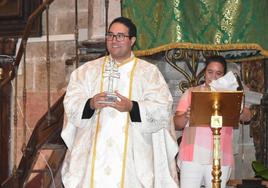 Eduardo Pérez Orenes con la réplica de la Cruz de Caravaca.