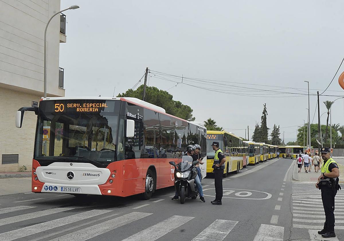 Imagen de archivo de los autobuses del servicio especial que conectó la ciudad con Algezares durante la Romería de 2022.