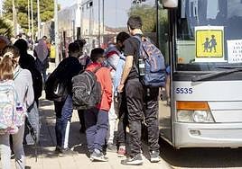 Un grupo de estudiantes suben a un autobús de transporte escolar, en Cartagena, en una fotografía de archivo.