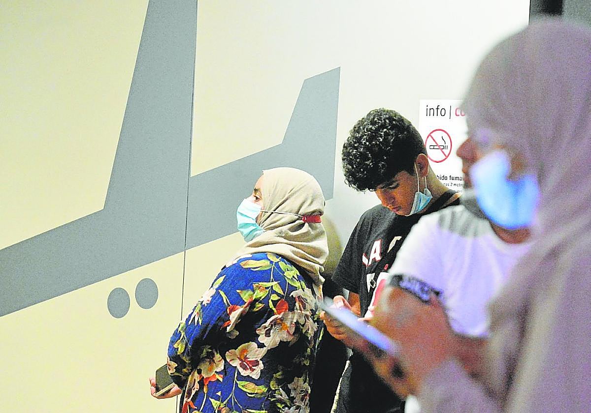 Pasajeros del primer vuelo de Marruecos que llegó al aeropuerto de Corvera, en 2021.