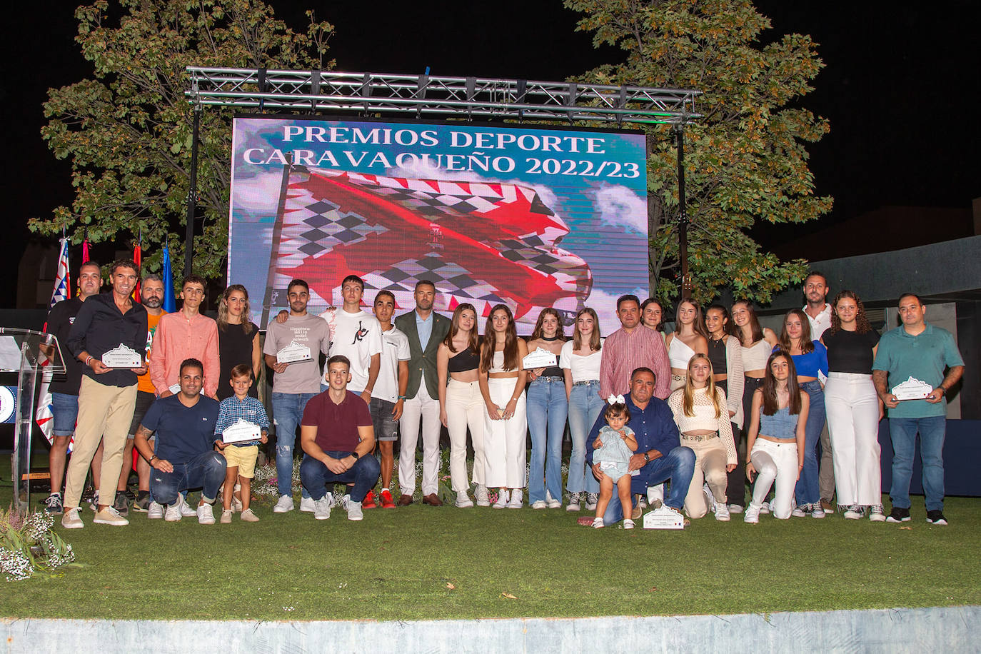 Foto de familia con todos los premiados y las autoridades locales.