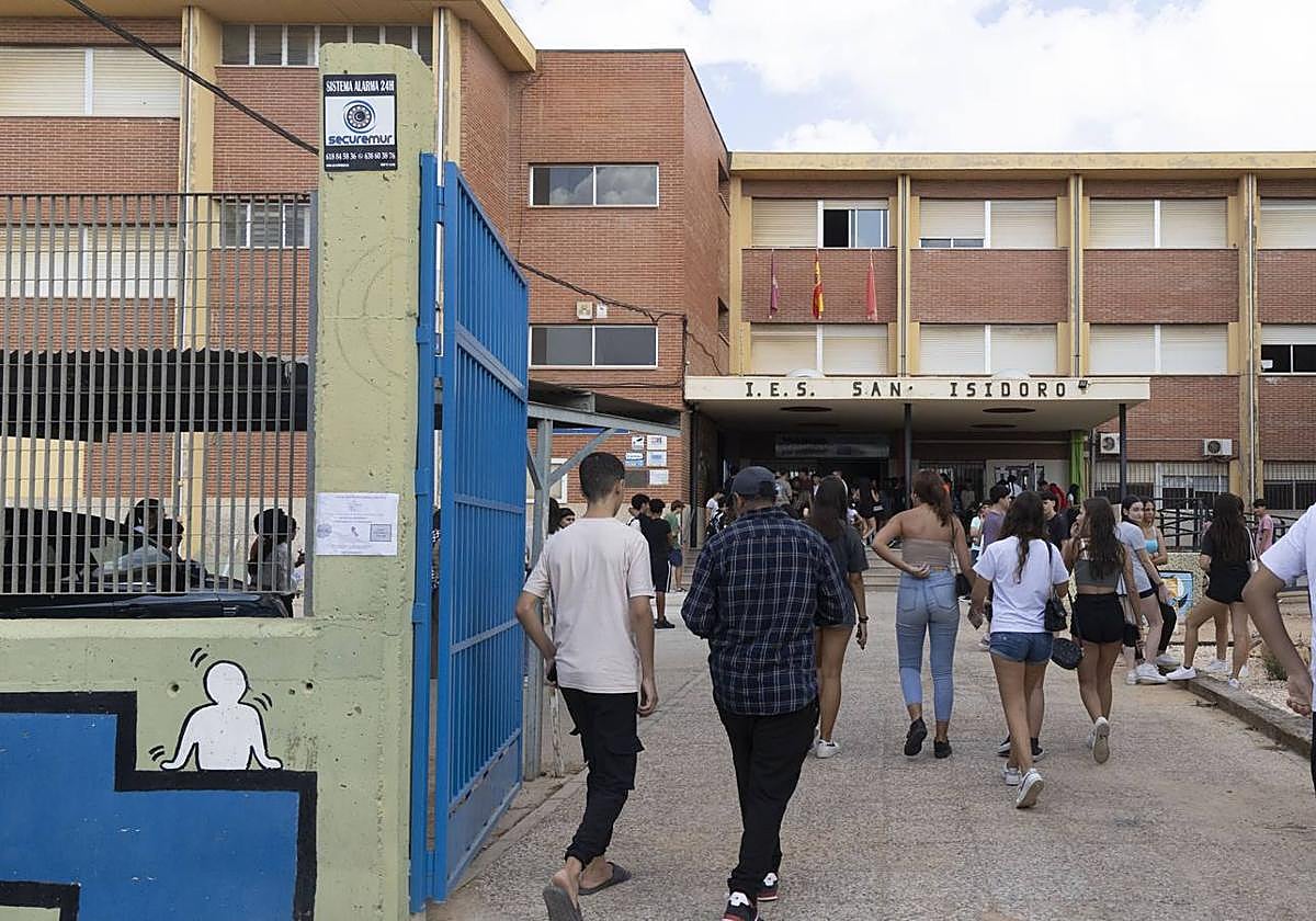 Alumnos entrando este lunes a un instituto de Cartagena.