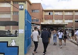 Alumnos entrando este lunes a un instituto de Cartagena.