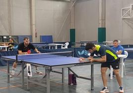 Dos jugadores compiten en el torneo de tenis de mesa.