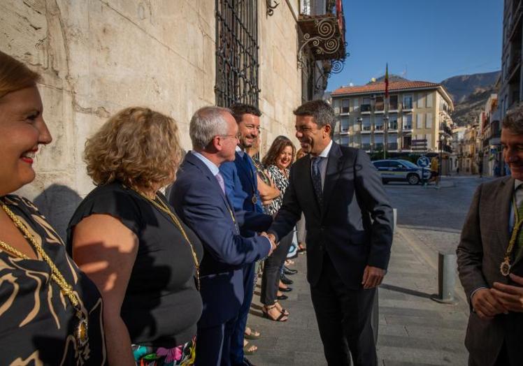 El president Carlos Mazón saluda a los miembros de la corporación municipal.