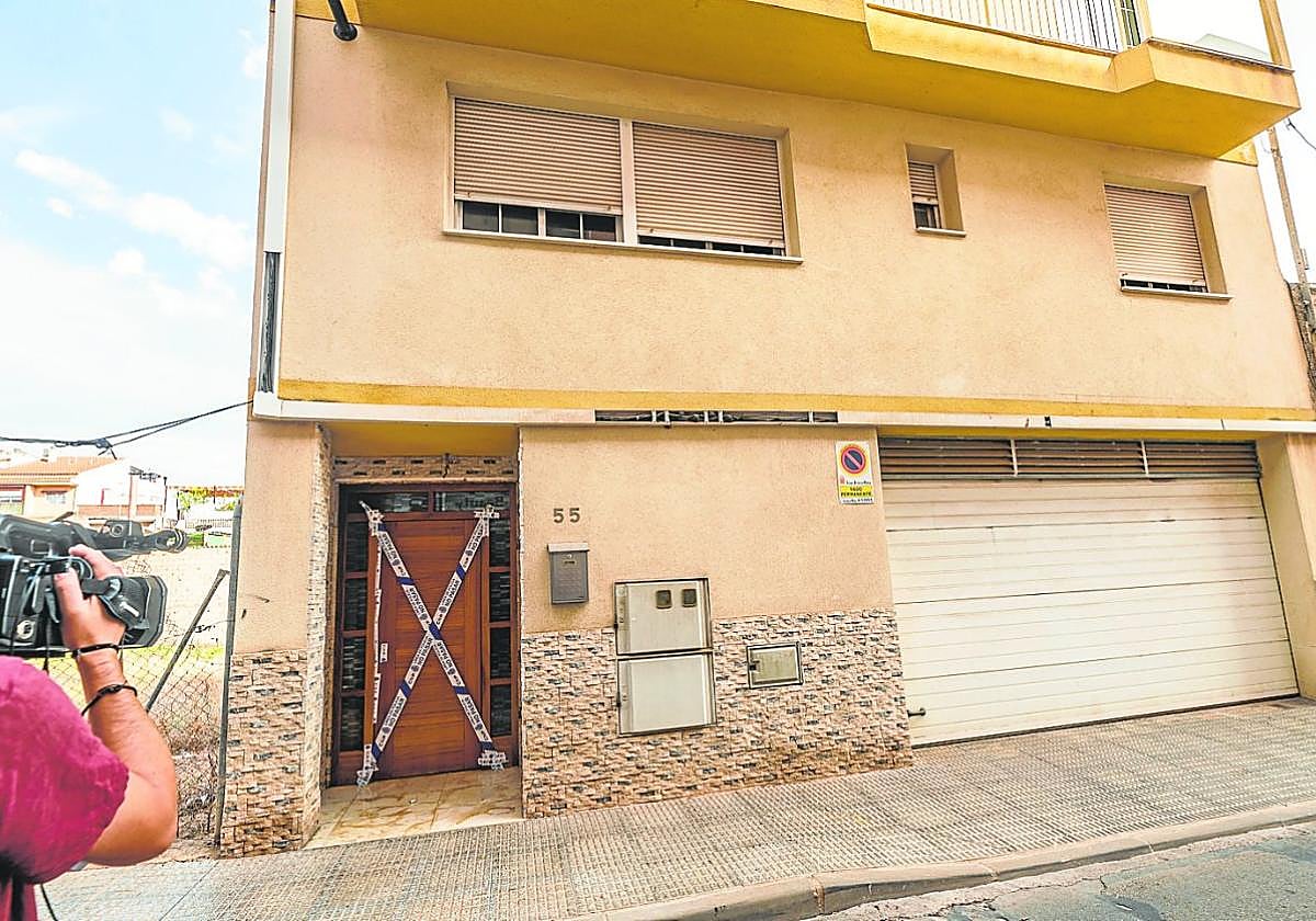 Un cámara de televisión graba imágenes de la fachada de la vivienda donde se produjo el suceso, ayer, en El Palmar.