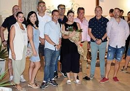 María José Polo, en el centro con un ramo de rosa, posa junto a la Directiva del Bando Moro