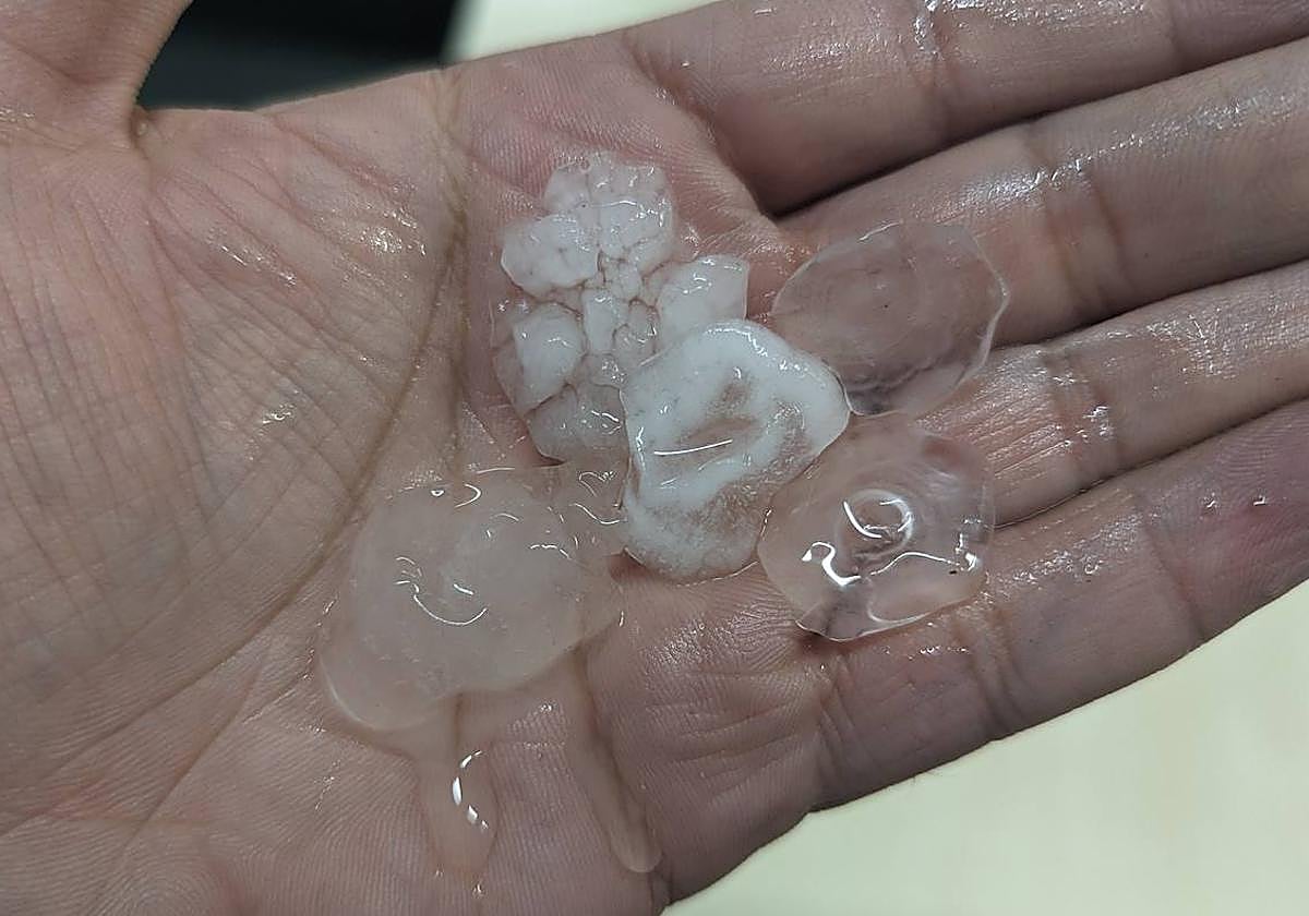 Una fuerte tormenta de granizo sorprende en varios puntos de la Región de Murcia