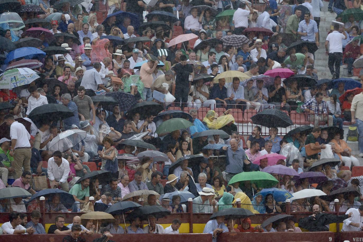 Las imágenes de los asistentes a la corrida de La Romería