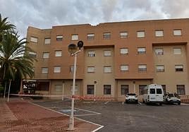 Destrozos en el muro de la terraza por la caída de un rayo.