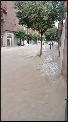 Una tormenta deja calles anegadas y pedriscos de granizo en Molina
