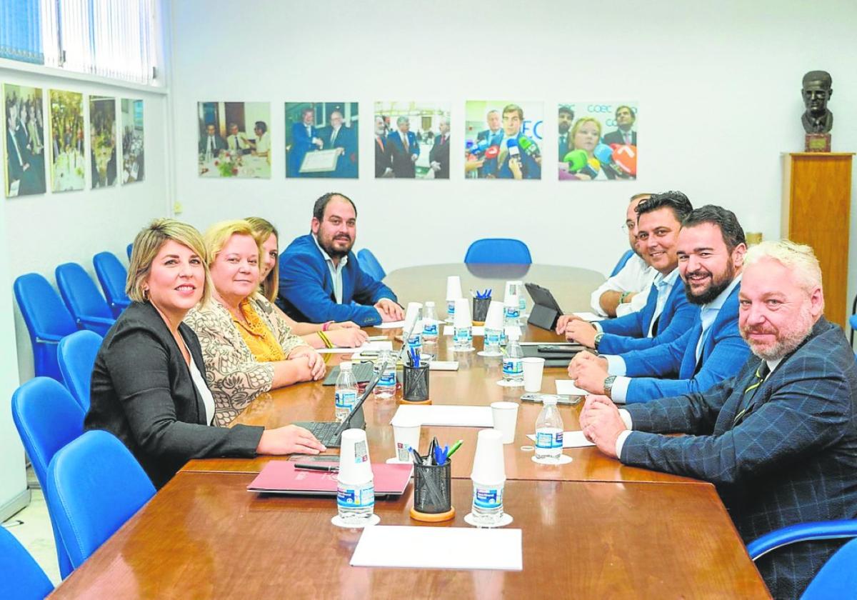 Regidores y representantes de los empresarios, durante el encuentro de ayer.