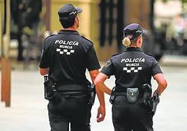 Dos agentes de la Policía Local patrullando por el centro de Murcia, en una imagen de archivo.