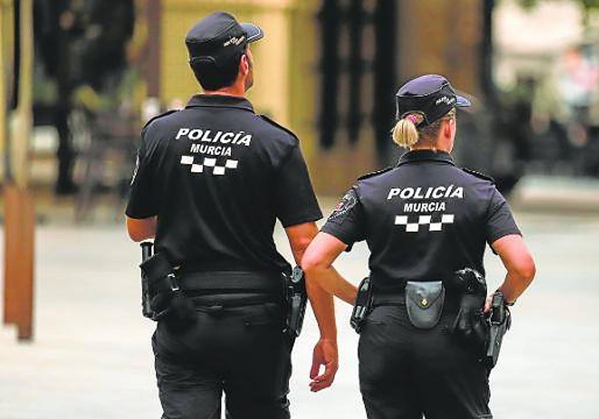 Dos agentes de la Policía Local patrullando por el centro de Murcia, en una imagen de archivo.