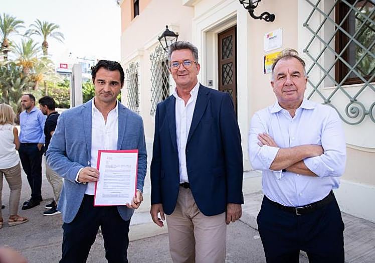 El alcalde, Eduardo Dolón, el director de Puertos de la Generalitat, Vicente Martínez, y el CEO de Empresas del Sol, Enrique Riquelme.