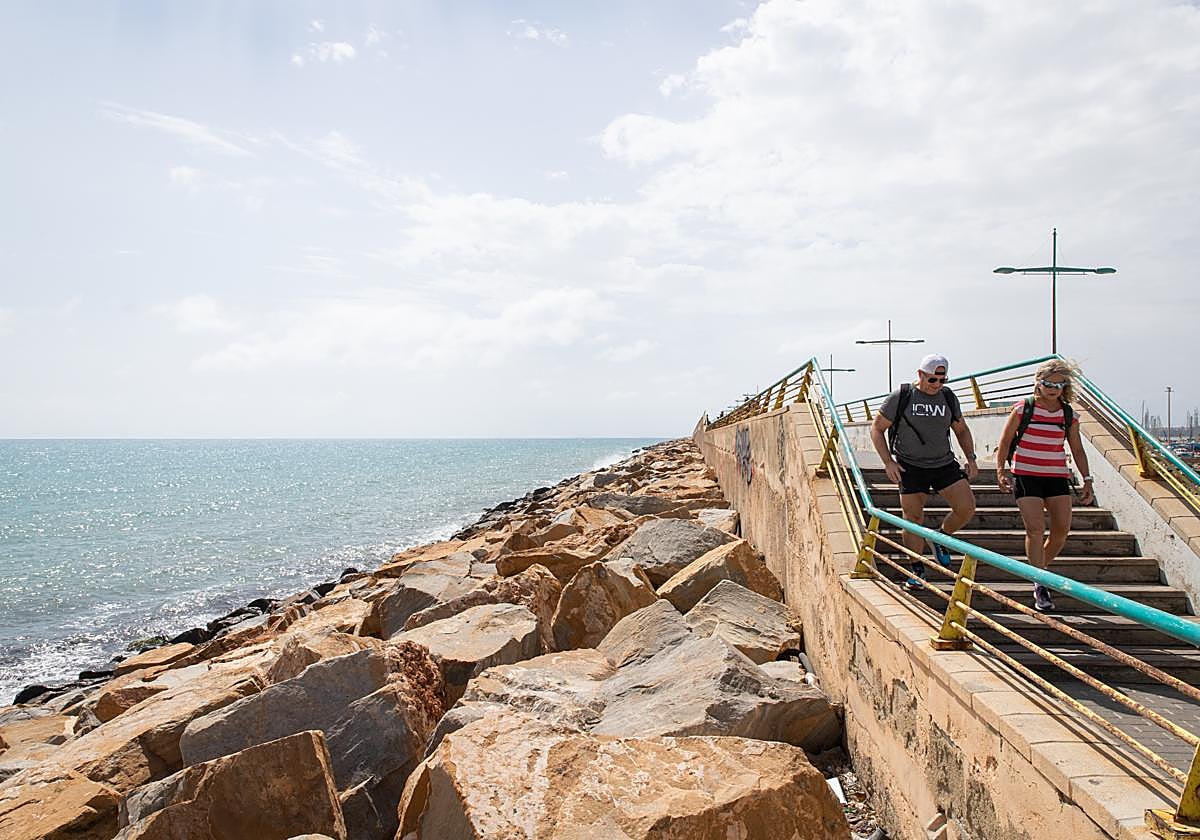 El dique de Levante es uno de los principales paseos marítimos de Torrevieja.