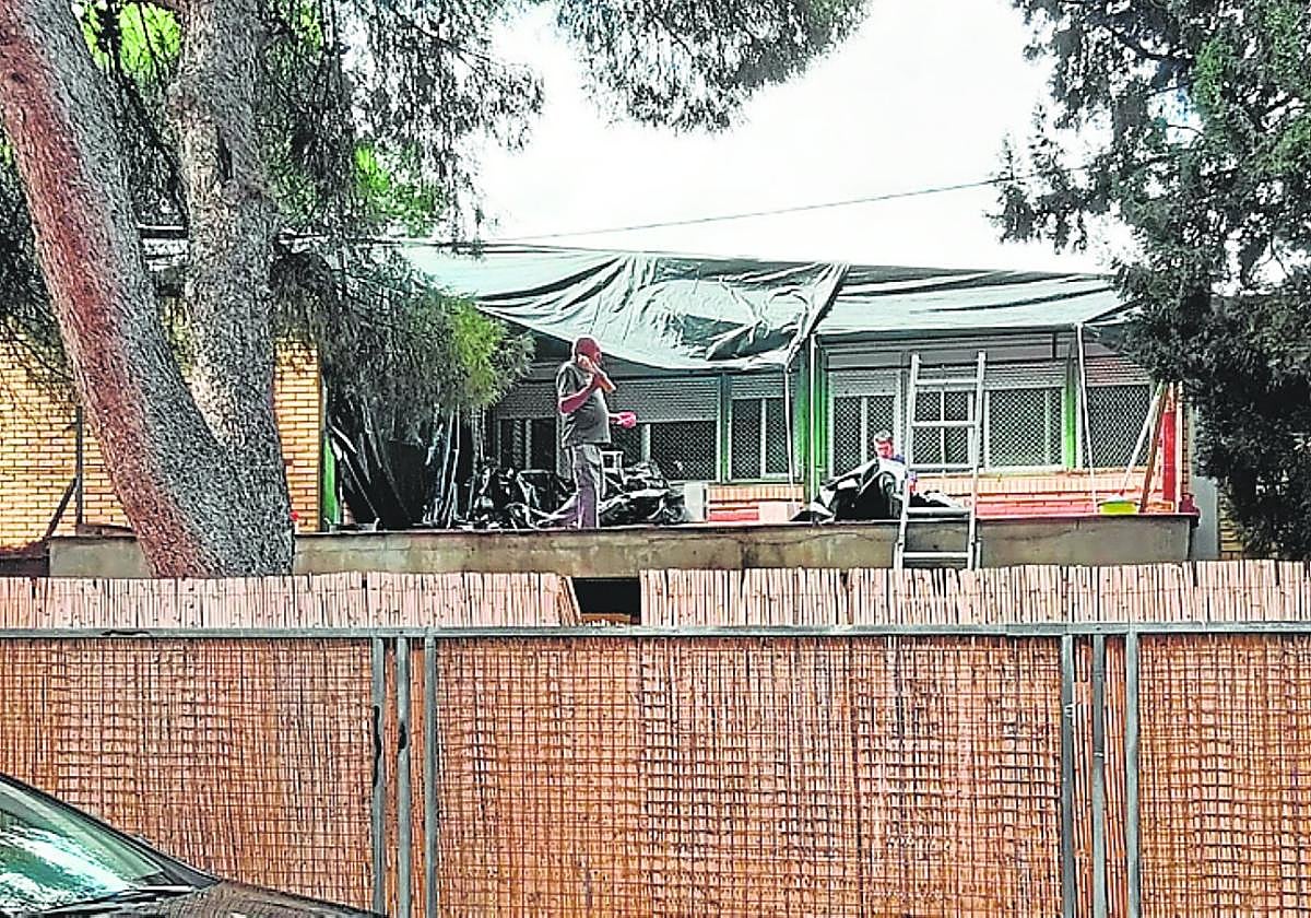 Técnicos municipales revisando ayer la cubierta del colegio.