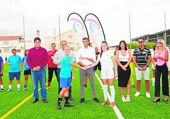 El alcalde de Alguazas, José Gabriel García, con las capitanas de ambos equipos.