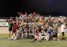 Jugadores y aficionados posan con el título autonómico de la Copa RFEF.