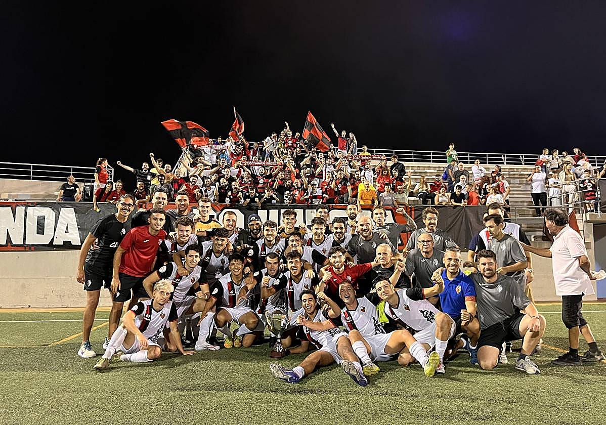 Jugadores y aficionados posan con el título autonómico de la Copa RFEF.