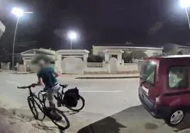 El caco sale pedaleando montado en una bicicleta que acaba de robar.