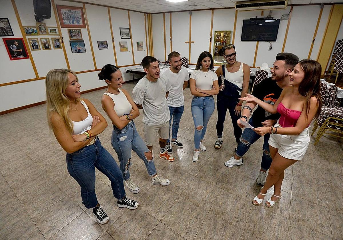 Ensayo de los candidatos del Carnaval de Cabezo de Torres, con los últimos muso y musa a la derecha.