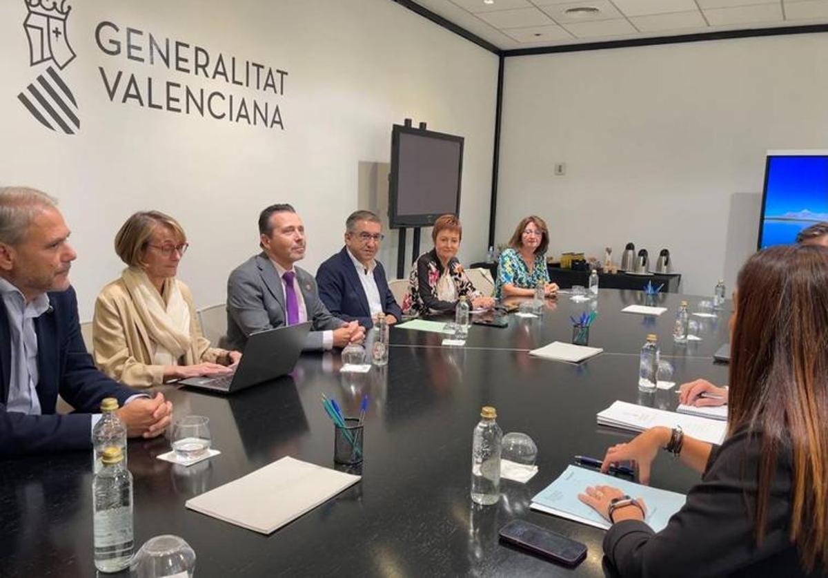 José Antonio Rovira, conseller de Educación,durante la reunión mantenida con los rectores de las cinco universidades públicas valencianas