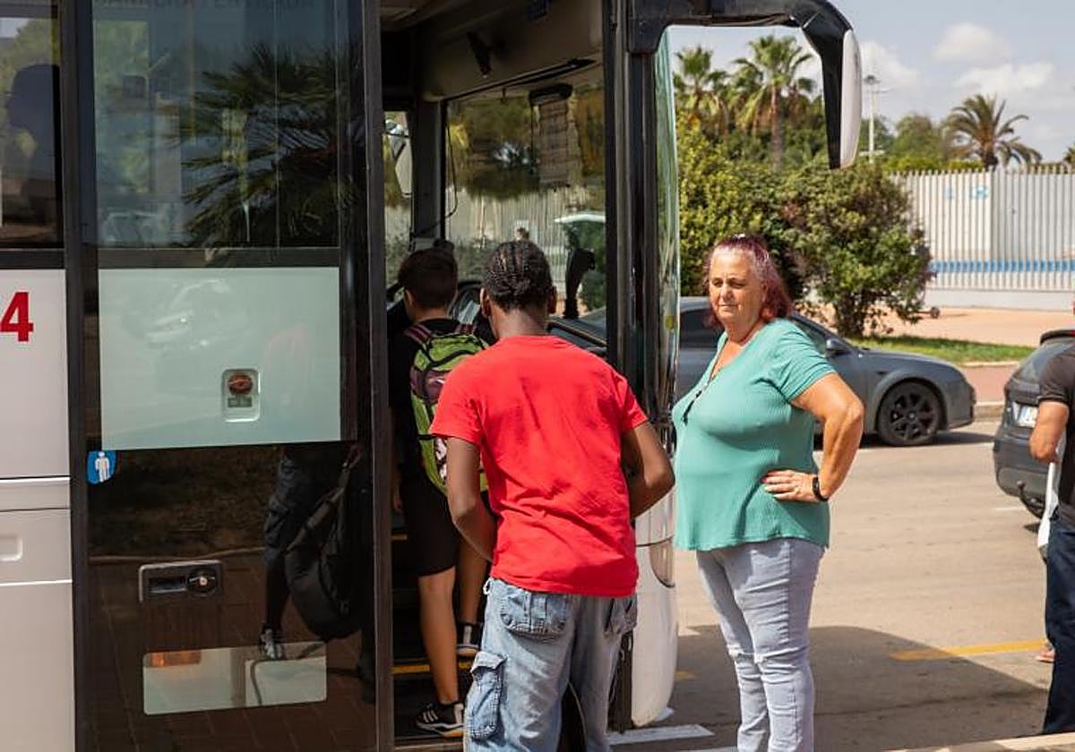 Alumnos del IES Las Lagunas de Torrevieja suben a su autobús.