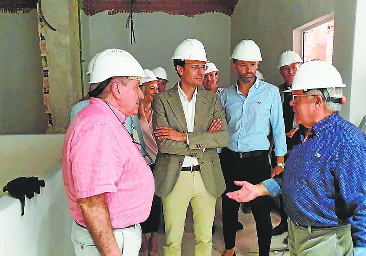 El alcalde con representantes de Cáritas en el nuevo local.