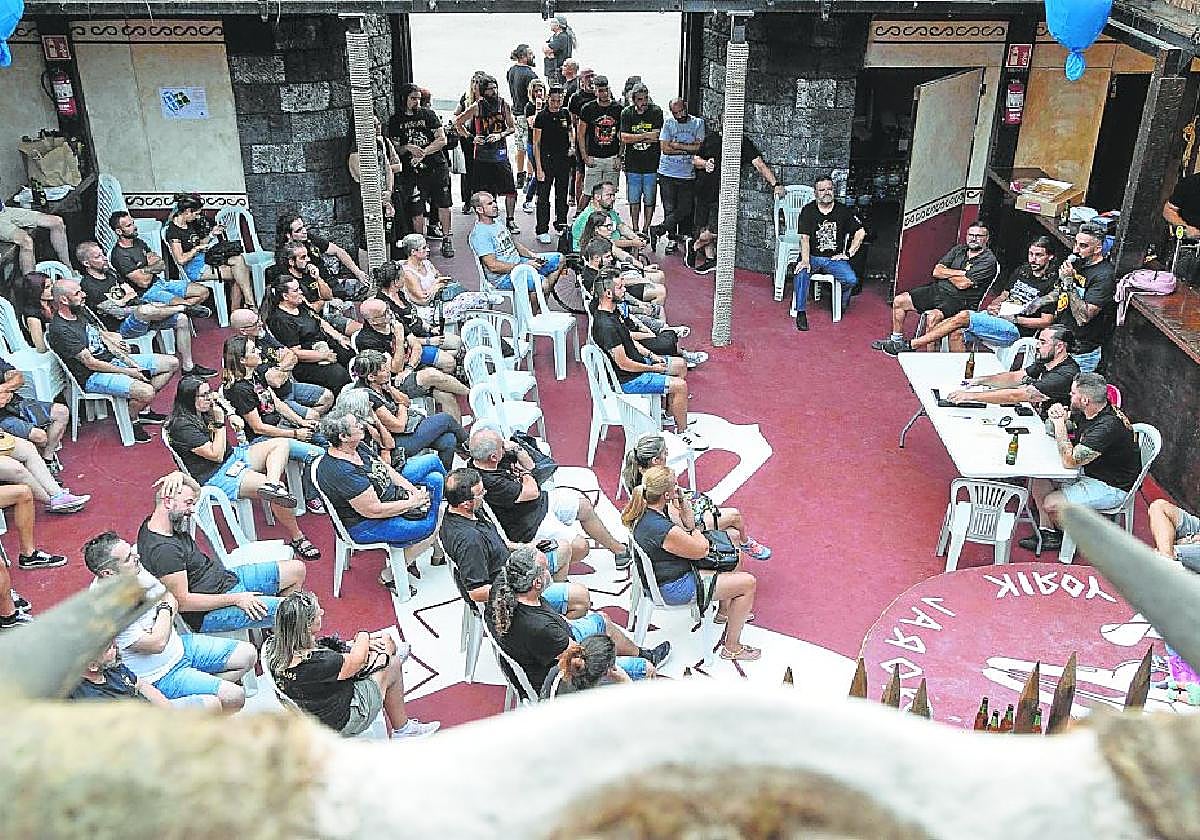 Reunión de los Iberos en su campamento, ayer por la tarde, preparando los actos y las fiestas de este año.