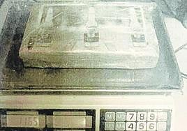 El paquete de cocaína etiquetado con una foto de tres botellines de una conocida marca de cerveza.