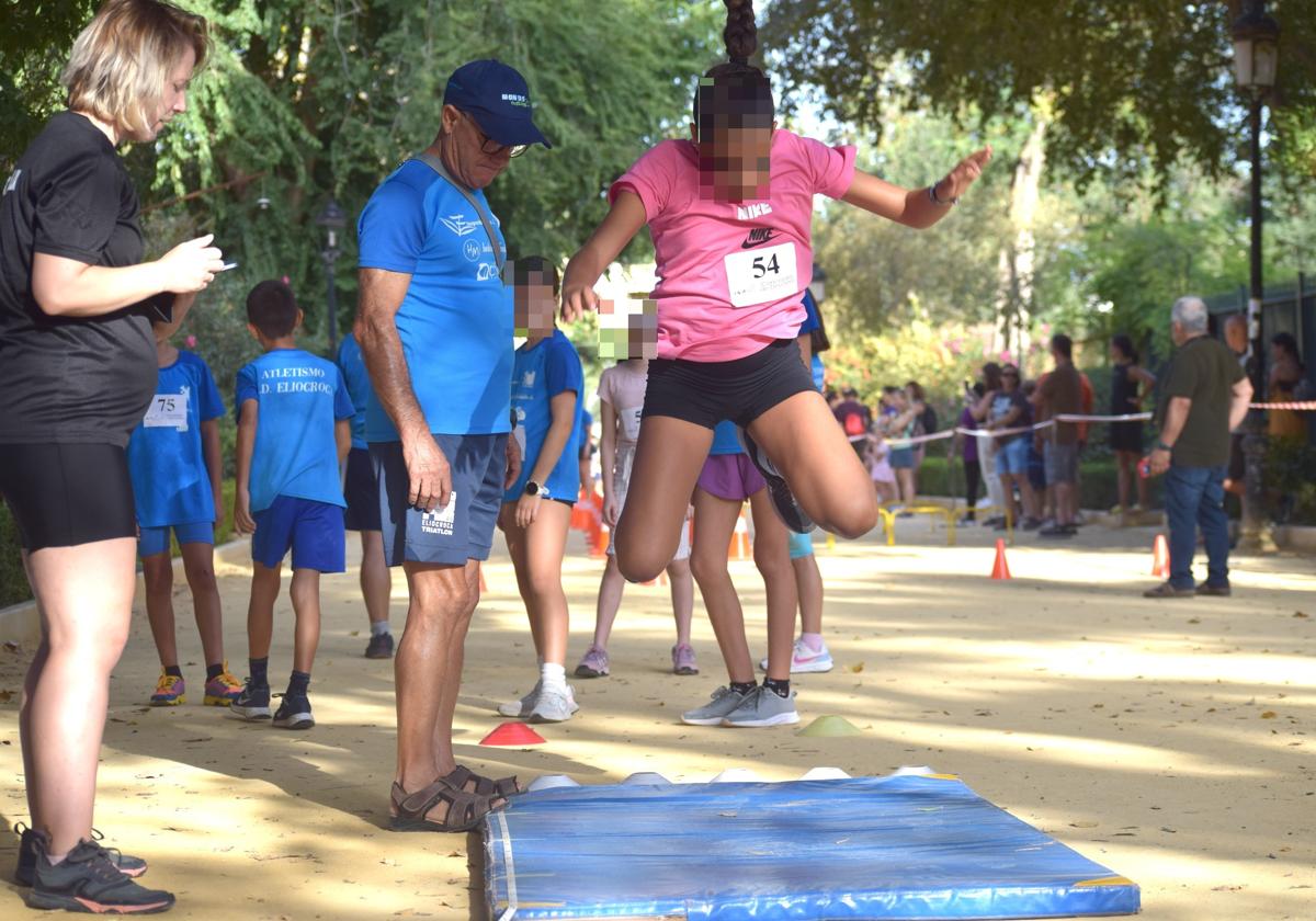 Una participante reliza una prueba del programa 'Atletismo en la calle'