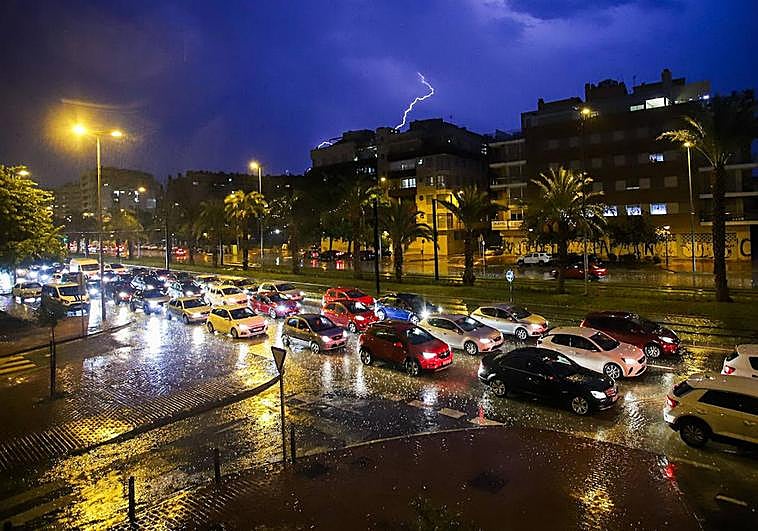 Lluvia y truenos sobre la ciudad de Murcia, este viernes.