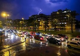 Lluvia y truenos sobre la ciudad de Murcia, este viernes.