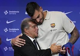 Laporta y Willy Hernángomez se abrazan, ayer en Barcelona.