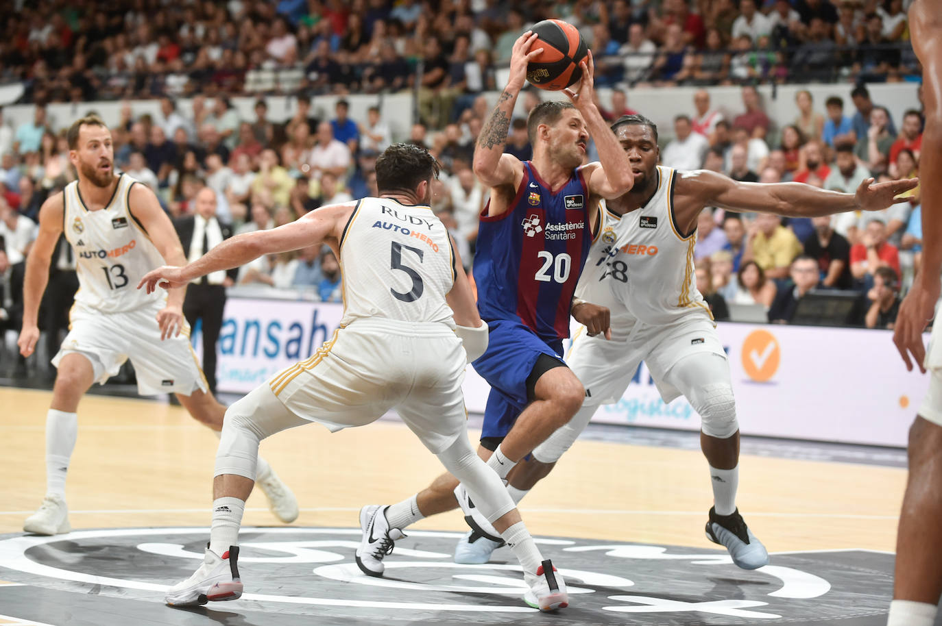 La victoria del Madrid ante el Barcelona en la Supercopa, en imágenes