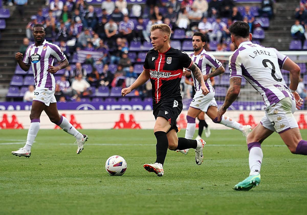 Jansson, rodeado de jugadores del Valladolid.