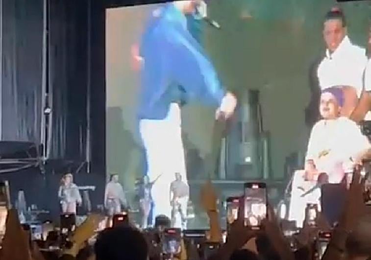 Rauw Alejandro invita al escenario a una fan en su concierto en Murcia.