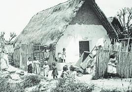 Antaño. La tradicional barraca murciana, junto a bancales de membrillos, crisantemos y amarantos cuando llegaba septiembre y la indispensable acequia o brazal que los regara.