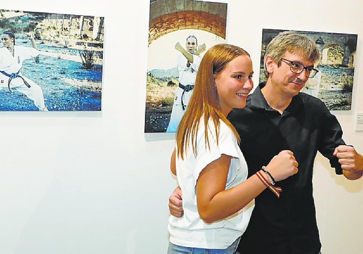 Quiles posa junto a la karateca Estrella Jódar ante sus fotos.