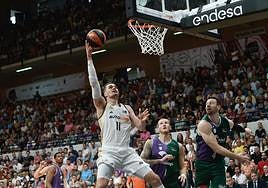 El alero croata Mario Hezonja anota cerca del aro en la final de la Supercopa Endesa que el Real Madrid conquistó en Murcia.